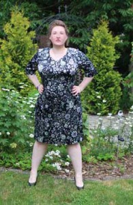 Kleid Diamonts - Etuikleid aus bedrucktem Baumwoll-Viskose-Satin (glänzend) mit Halbarm, englischen Teilungsnähten und V-Ausschnitt. Ungefüttert.