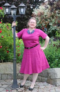 Das ist das Outfit, das ich für mich, für die Hochzeitsfeier meiner Schwester bei unseren Eltern im Garten ursprünglich genäht habe: Ein ausgestellter Bahnenrock, ein Pettycoat für mehr Fülle und ein Top aus dem selben Stoff wie der Rock.